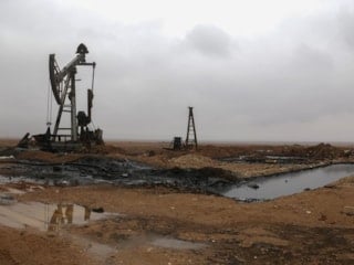 Suriye'de terör örgütü YPG'den alınan bölgelerde petrol çıkarılıyor