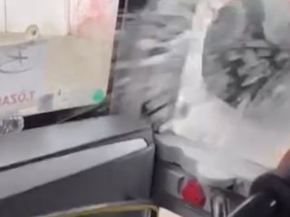 Adana'da motosiklet sürücüsü tartıştığı servis aracının camını kaskıyla kırdı