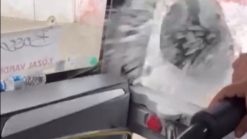 Adana'da motosiklet sürücüsü tartıştığı servis aracının camını kaskıyla kırdı