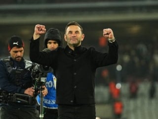 Okan Buruk, maç sonu taraftarlara 3’lü çektirdi