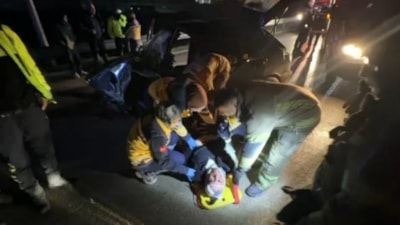 Bursa'da bariyerlere çarpan araçta 2 kişi ağır yaralandı