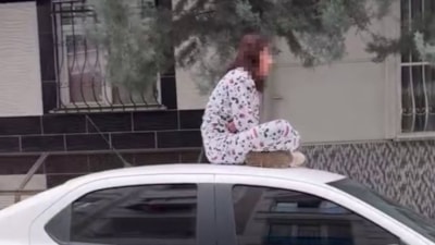 İstanbul'da sinir krizi geçiren kadın otomobil üzerinde zıpladı