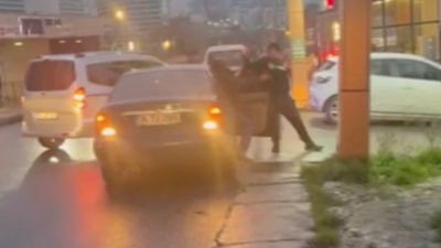 İstanbul'da bir maganda önünü kestiği aracın sürücüsünü darbetti: O anlar kamerada