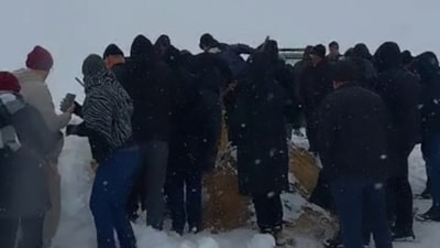 Sivas'ta kar yolları kapattı, cenaze uzun süre defnedilemedi