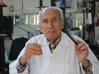 Adana'da 80 yaşında, 66 yıldır berberlik yapıyor