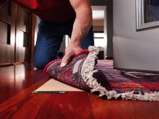 Halının altına bir parça koyun, evdeki o sorunu unutun...