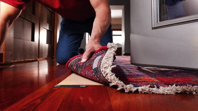 Halının altına bir parça koyun, evdeki o sorunu unutun...