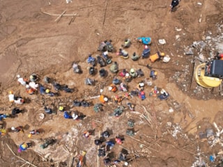 Endonezya'da heyelan: Ölü sayısının artmasından endişe ediliyor