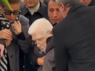 İzzet Günay, Haldun Dormen'in cenazesinde fenalaşarak yere yığıldı