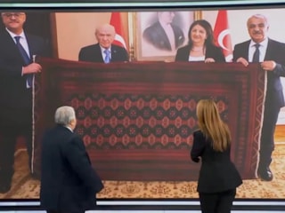 Öcalan’ın Bahçeli’ye hediye ettiği kilimi canlı yayında yorumladılar: Kurt imajı görülüyor