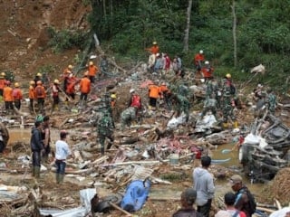 Endonezya'da toprak kaymasında ölü sayısı 25'e çıktı