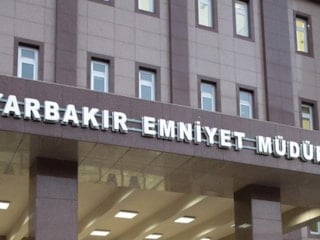 Diyarbakır İl Emniyet Müdürlüğü binası önüne patlayıcı atıldı