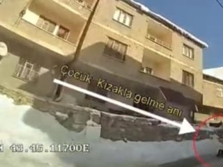 Hakkari'de kızakla kayarken otobüsün altında kalan çocuk öldü