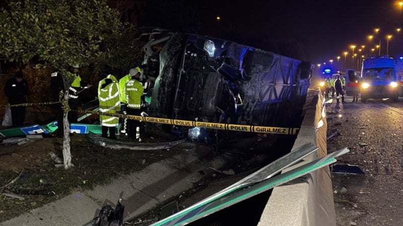 Adana'da otobüs devrildi: 8 kişi yaralandı