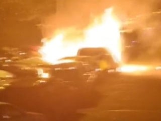 İstanbul'da park halindeki 4 otomobil alev alev yandı