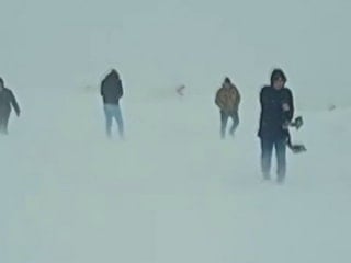 Yoğun kar ve tipi Altınyayla’yı felç etti: Köylüler ihtiyaç için yürüdü