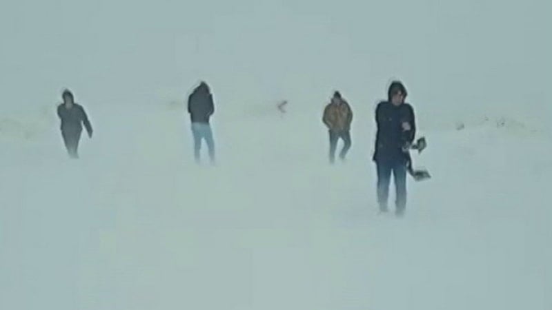 Yoğun kar ve tipi Altınyayla’yı felç etti: Köylüler ihtiyaç için yürüdü