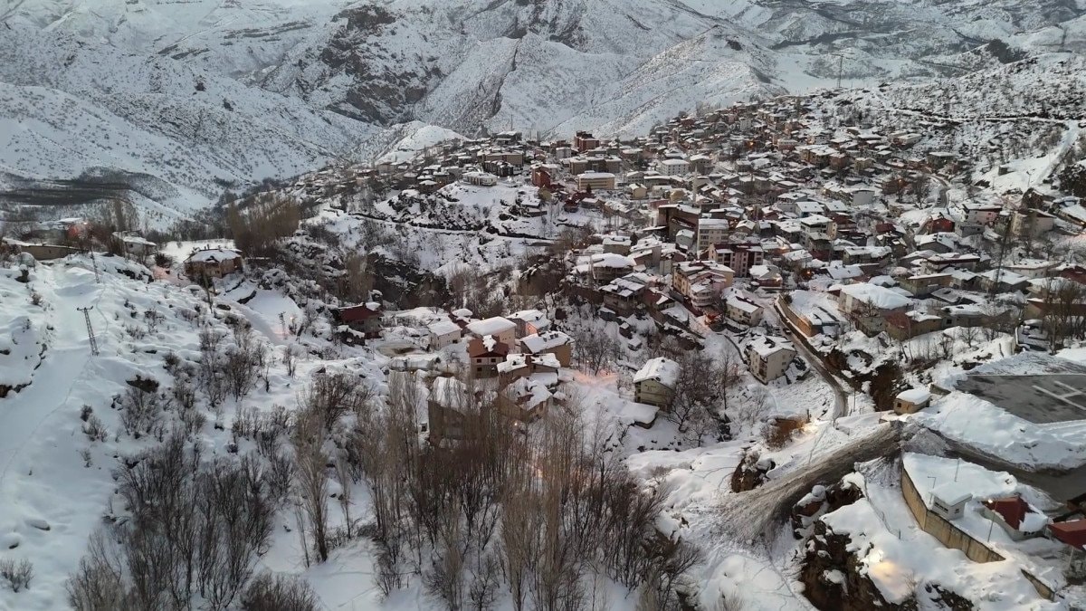 Şırnak ve Beytüşşebap’ta Kar Yağışıyla Gelen Beyaz Manzara