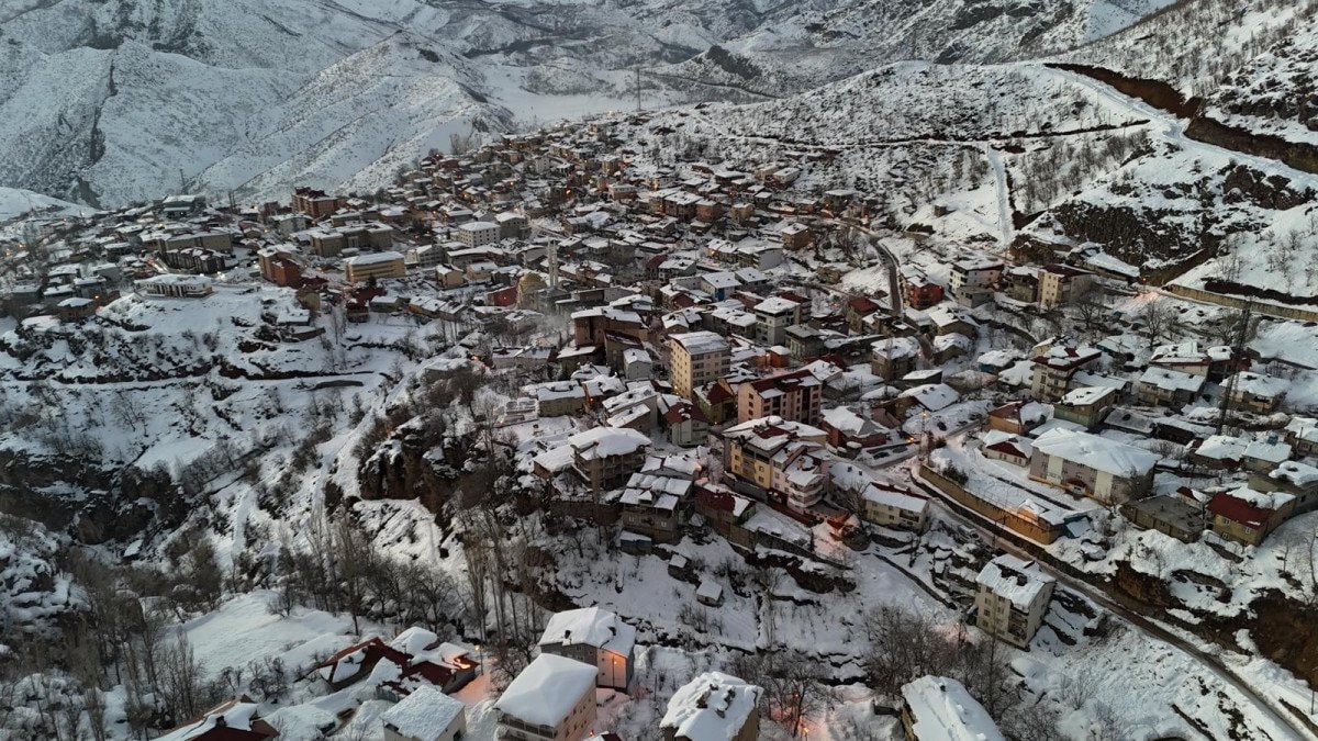 Şırnak ve Beytüşşebap’ta Kar Yağışıyla Gelen Beyaz Manzara