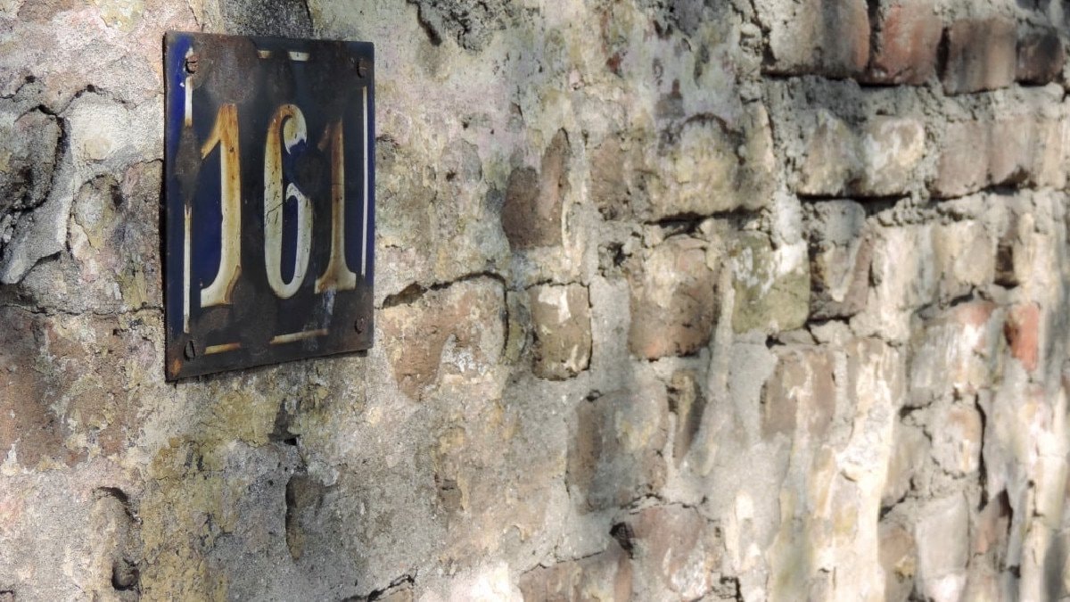 Mekân Enerjisi ve Para: Kapı Numaranızın Finansal Şifreleri