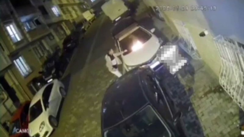 İstanbul'da arabanın üzerine gazlı bez atıldı