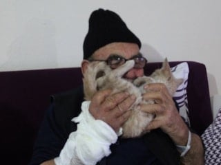 Yanan evinin önünde kedisine sarıldığı kareyle hafızalara kazınmıştı: Ali Meşe hayatını kaybetti