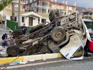 Balıkesir'de kamyonet bariyerlere saplandı: 2 ölü