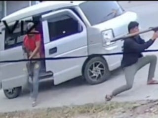 Filipinler'de roketatarlı saldırı: Belediye başkanının aracı bana mısın demedi