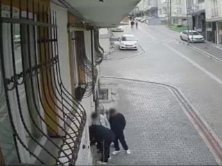 İstanbul'da sokakta buldukları çantadan para aldılar: Sosyal medyada görünce iade ettiler