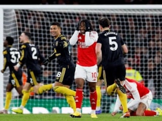 İngiltere'de lider Arsenal'in puan kayıpları sürüyor