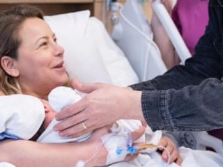 Vildan Atasever anne oldu! Hastaneden fotoğraf paylaştılar