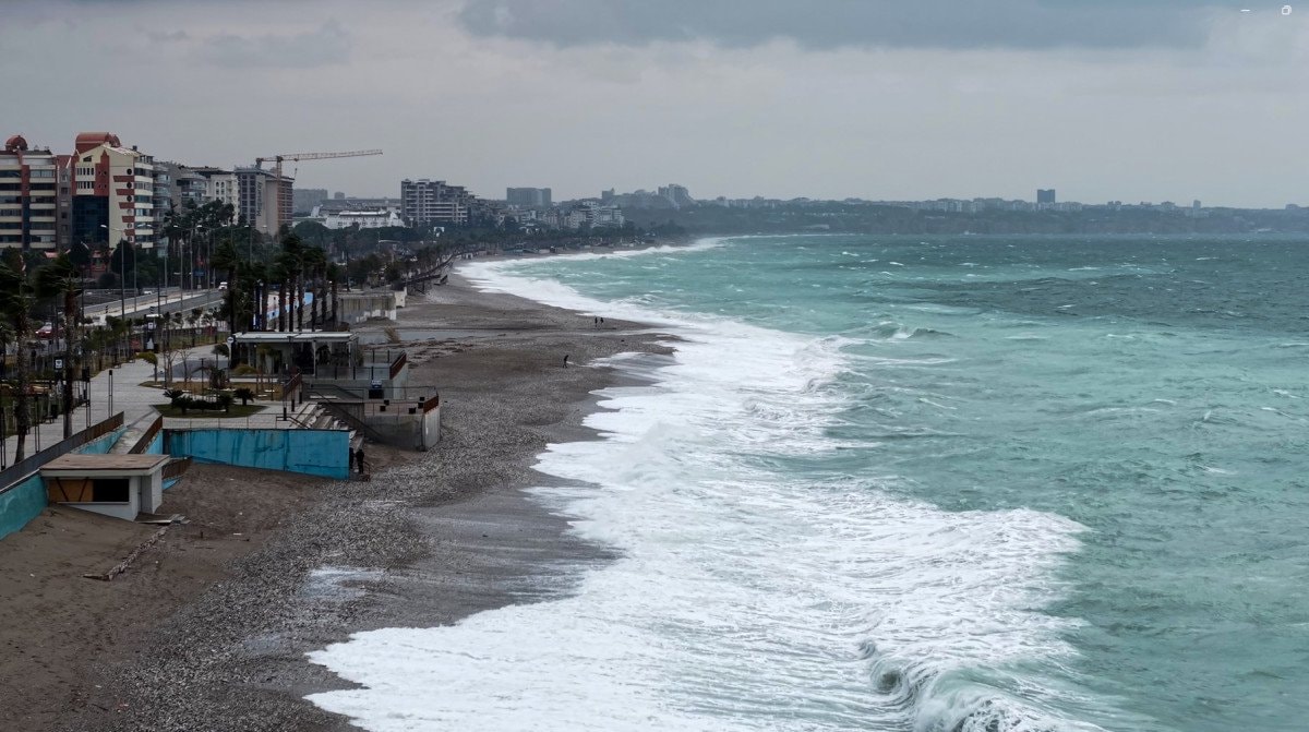 Antalya’da Sarı Kod Fırtına ve Kuvvetli Yağış Uyarısı: Yerinde Gözlemler ve Deniz İstinası