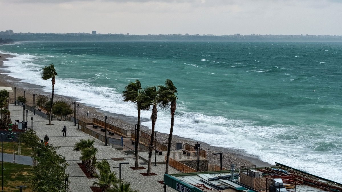 Antalya’da Sarı Kod Fırtına ve Kuvvetli Yağış Uyarısı: Yerinde Gözlemler ve Deniz İstinası