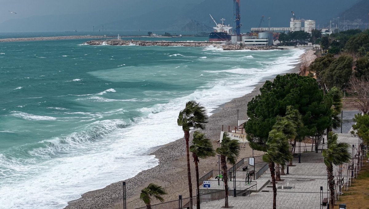 Antalya’da Sarı Kod Fırtına ve Kuvvetli Yağış Uyarısı: Yerinde Gözlemler ve Deniz İstinası