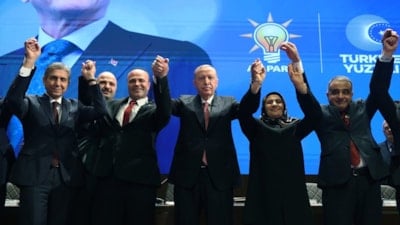 Cumhurbaşkanı Erdoğan, AK Parti’ye katılan 4 belediye başkanına rozet taktı