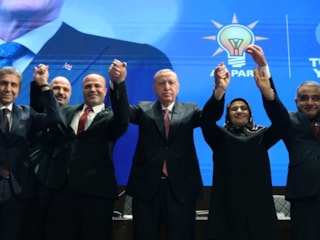 Cumhurbaşkanı Erdoğan, AK Parti’ye katılan 4 belediye başkanına rozet taktı