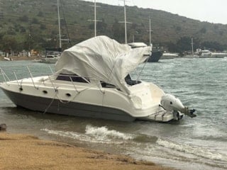 Bodrum'da şiddetli fırtına: Motoryat karaya oturdu