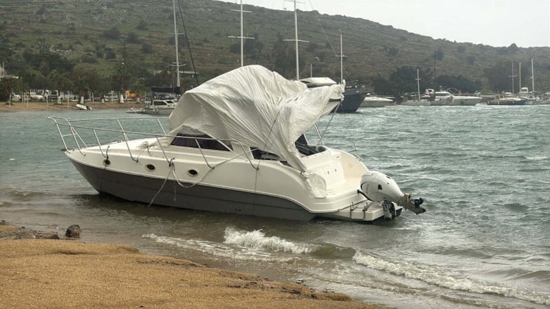 Bodrum'da şiddetli fırtına: Motoryat karaya oturdu