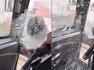 Adana'da yol verme kavgasında kaskıyla minibüsün camını kırdı: Ehliyetine el konuldu