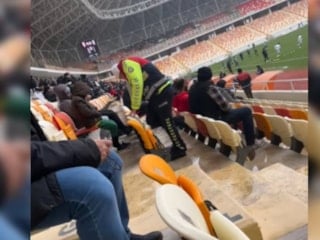 Malatya'da polis memuru üşüyen çocuğa kendi çoraplarını giydirdi