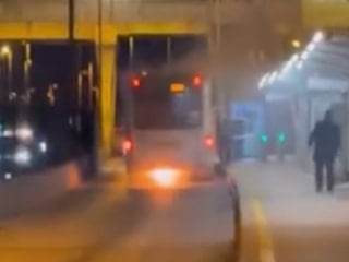 İstanbul'da yolcu boşaltan metrobüs alevlere teslim oldu