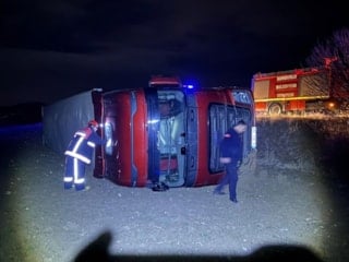 Çorum'da başıboş köpeğe çarpmamak için yaptığı manevra tırı devirdi