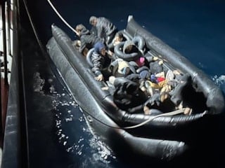 İzmir'de açıklarında sürüklenen lastik bottaki 33 göçmen kurtarıldı