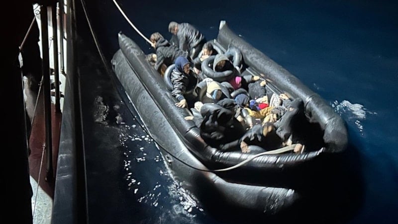 İzmir'de açıklarında sürüklenen lastik bottaki 33 göçmen kurtarıldı