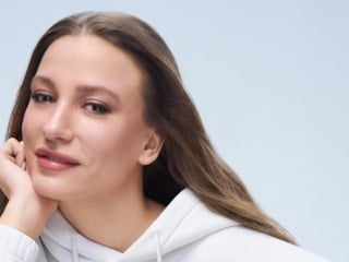 Serenay Sarıkaya'dan Eyfel Kulesi'ne öpücük