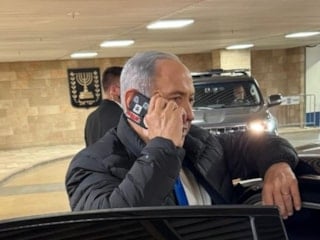 Netanyahu telefonunun kamerasını gizledi