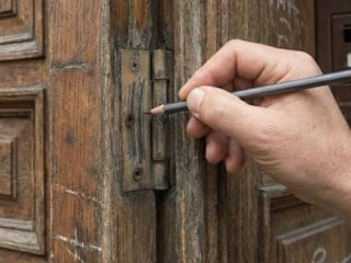 Kapılara kurşun kalem sürmek mucize çıktı! Bakın ne işe yarıyor...