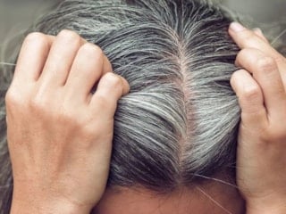 Kuaförlerin gizli tutmak istediği yöntem: Beyaz saçlar boyasız nasıl kapanır?