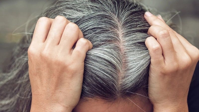 Kuaförlerin gizli tutmak istediği yöntem: Beyaz saçlar boyasız nasıl kapanır?