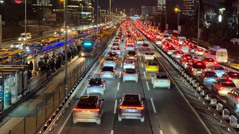 İstanbul'da trafik çilesi: Yoğunluk haritası yüzde 85'i gösterdi